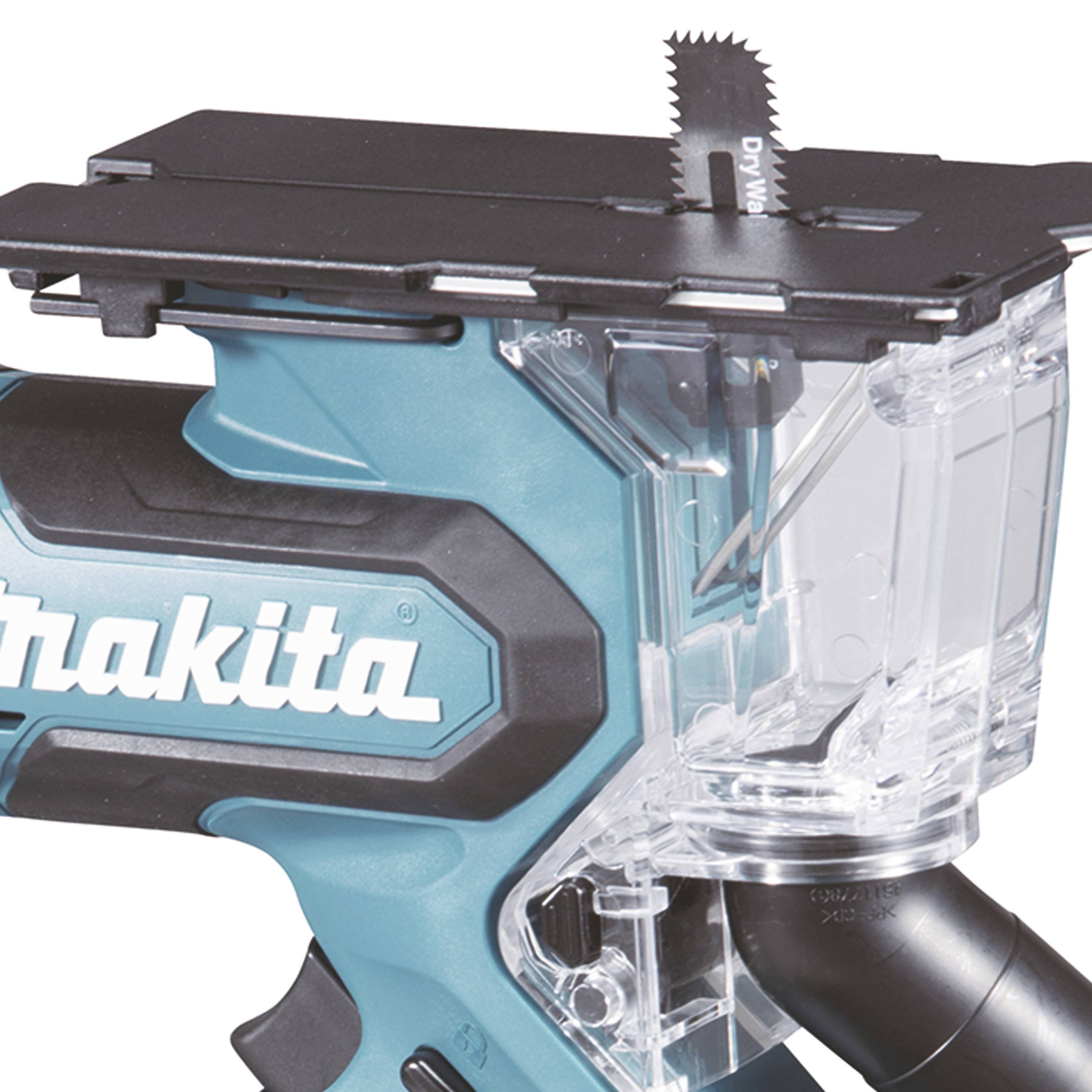 Eine blaue, elektrische Stichsäge von Makita mit grauem Sägeblatt, geeignet für präzises Sägen von Holz und anderen Materialien.