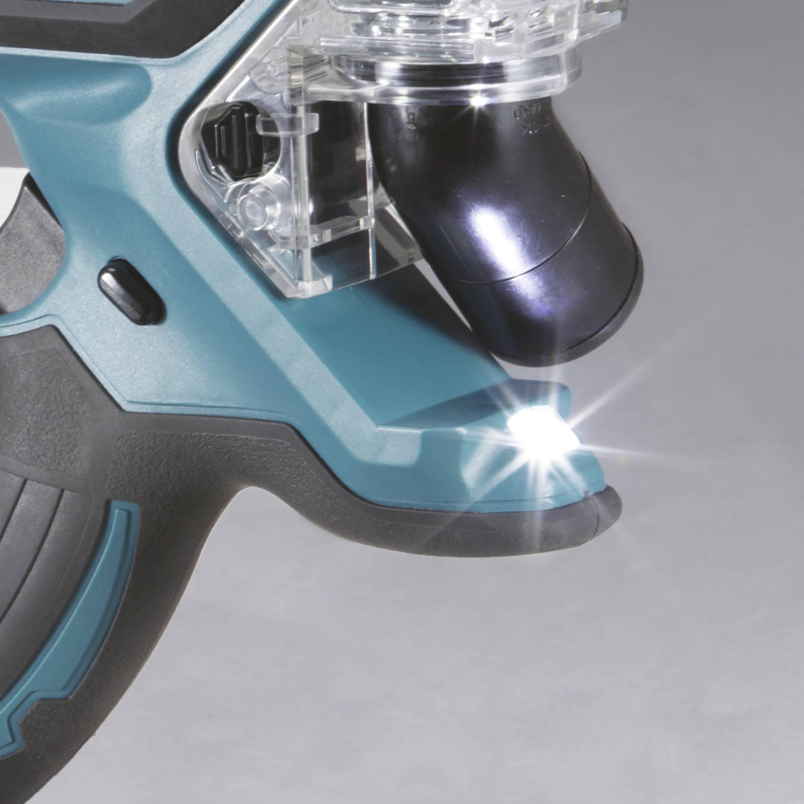 Nahaufnahme einer elektrischen Handfräse mit blauem Griff. Eine LED-Lampe leuchtet den Arbeitsbereich aus.