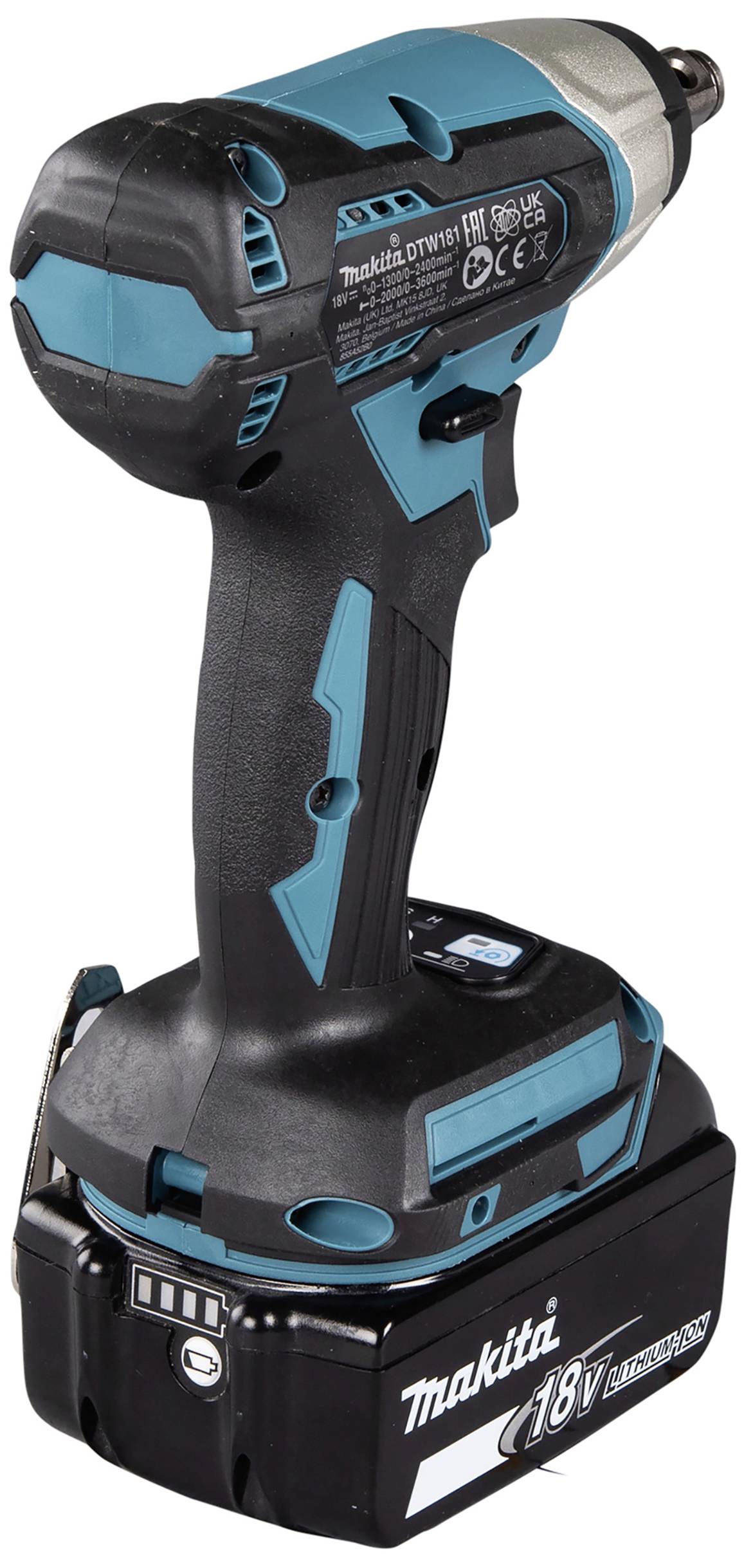 Ein schwarz-blauer kabelloser Akkuschrauber/Schlagschrauber von Makita mit 18V-Batterie, leicht geneigt, auf weißem Hintergrund.