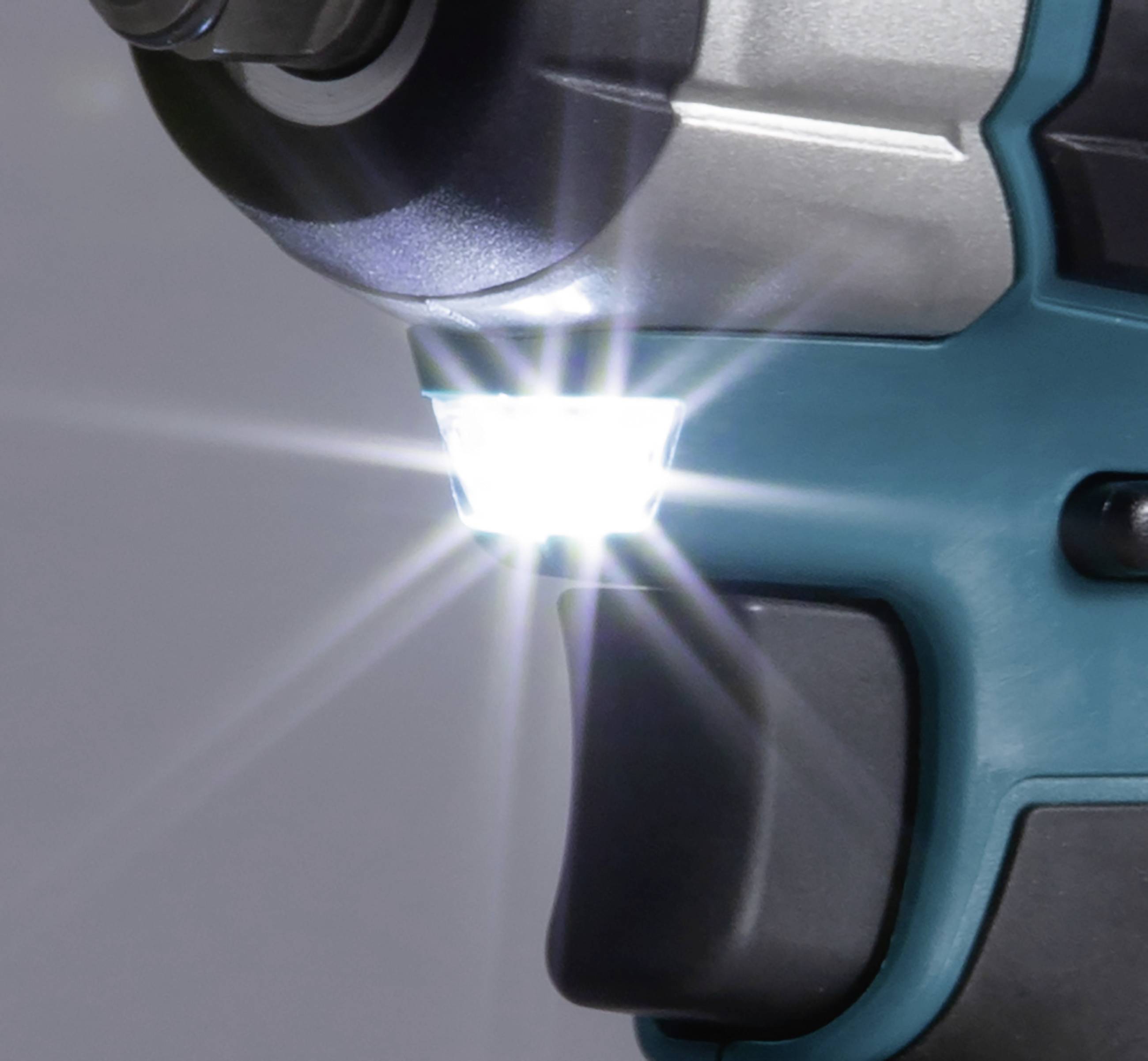 Ein Akku-Bohrschrauber mit leuchtender LED-Lampe vor einem verschwommenen Hintergrund.