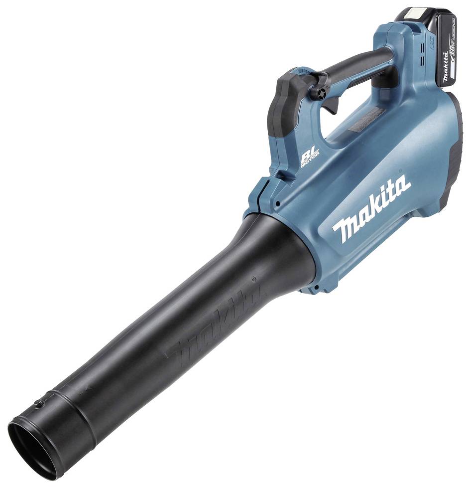 Ein blauer, akkubetriebener Makita-Laubbläser mit schwarzem Blasrohr. Entworfen für das Entfernen von Laub und Schmutz im Freien.