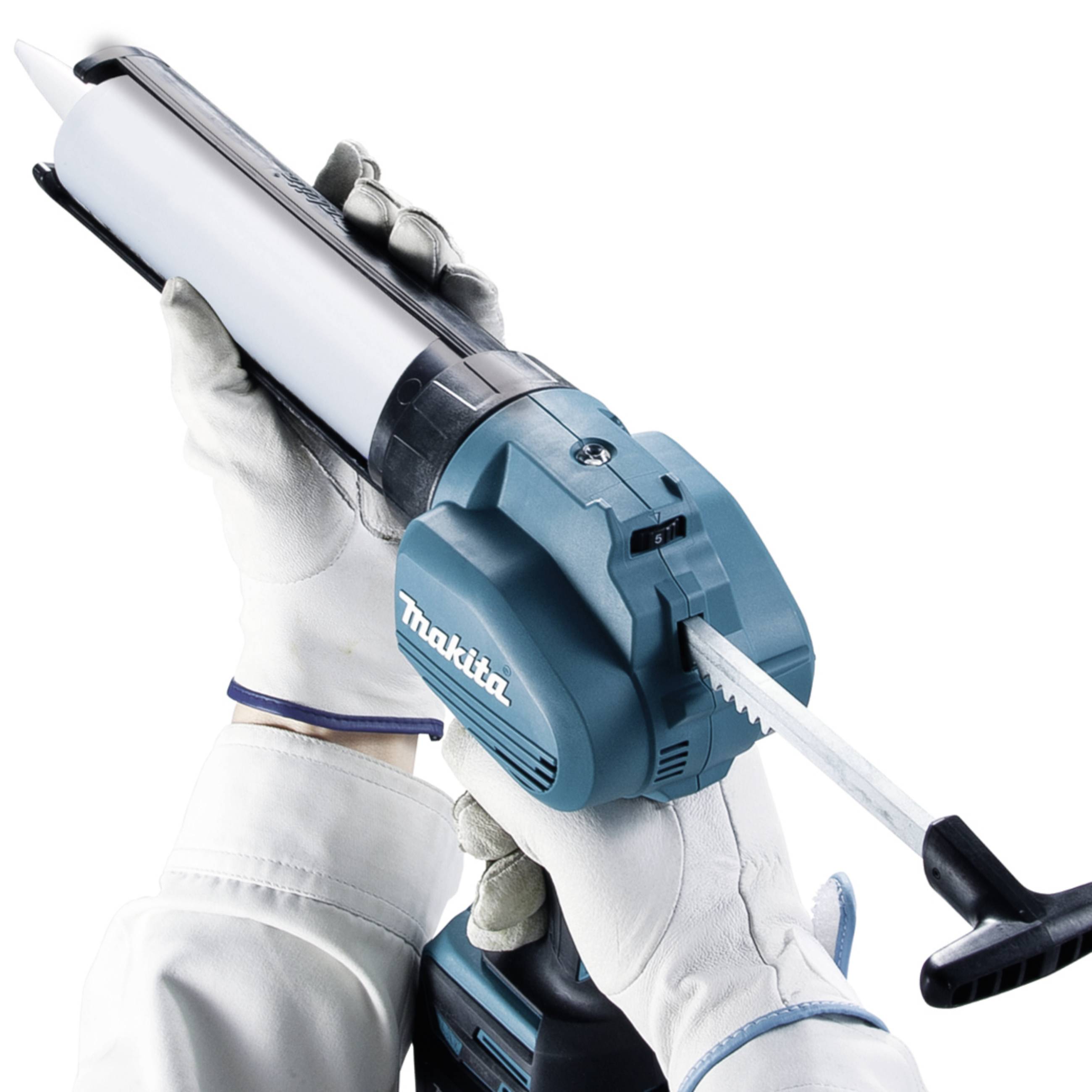 Mensch mit weißen Handschuhen hält eine blaue Silikonpistole, bereit zum Abdichten, auf weißem Hintergrund.