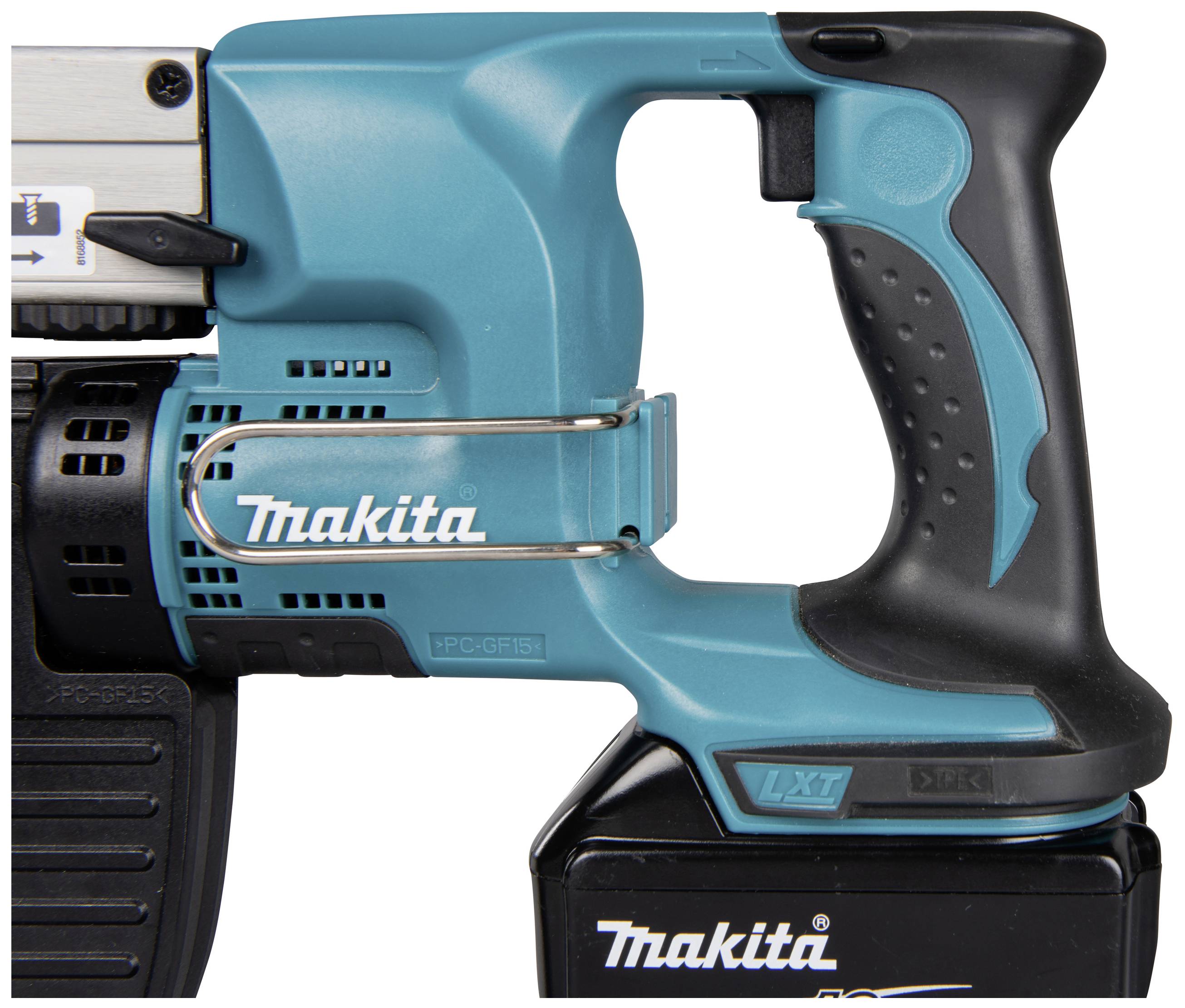 Kabelloser Bohrschrauber in Türkis mit schwarzem Griff, Markenname 'Makita', mit Akku und Metallclip sichtbar.