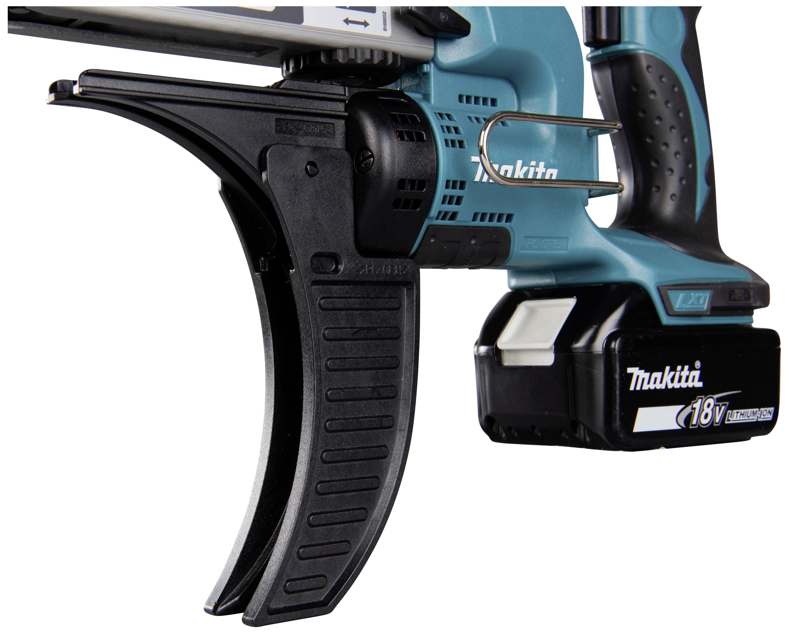 Akkuschrauber der Marke Makita mit 18-Volt-Batterie, Drahtspule sichtbar. Hauptsächlich in Blau und Schwarz gehalten. Geeignet für Bauarbeiten.