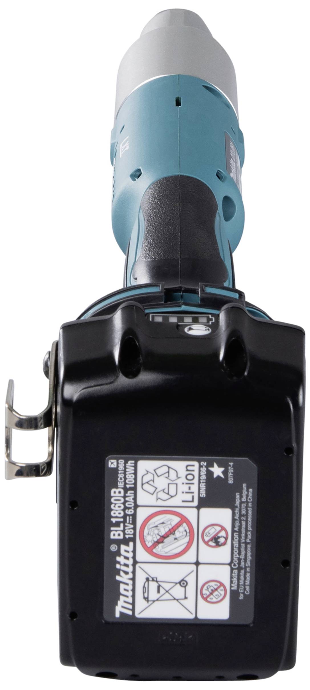 Ein kabelloser, batteriebetriebener Schraubenschlüssel von Makita, mit blauem Gehäuse und schwarzem Lithium-Ionen-Akku.