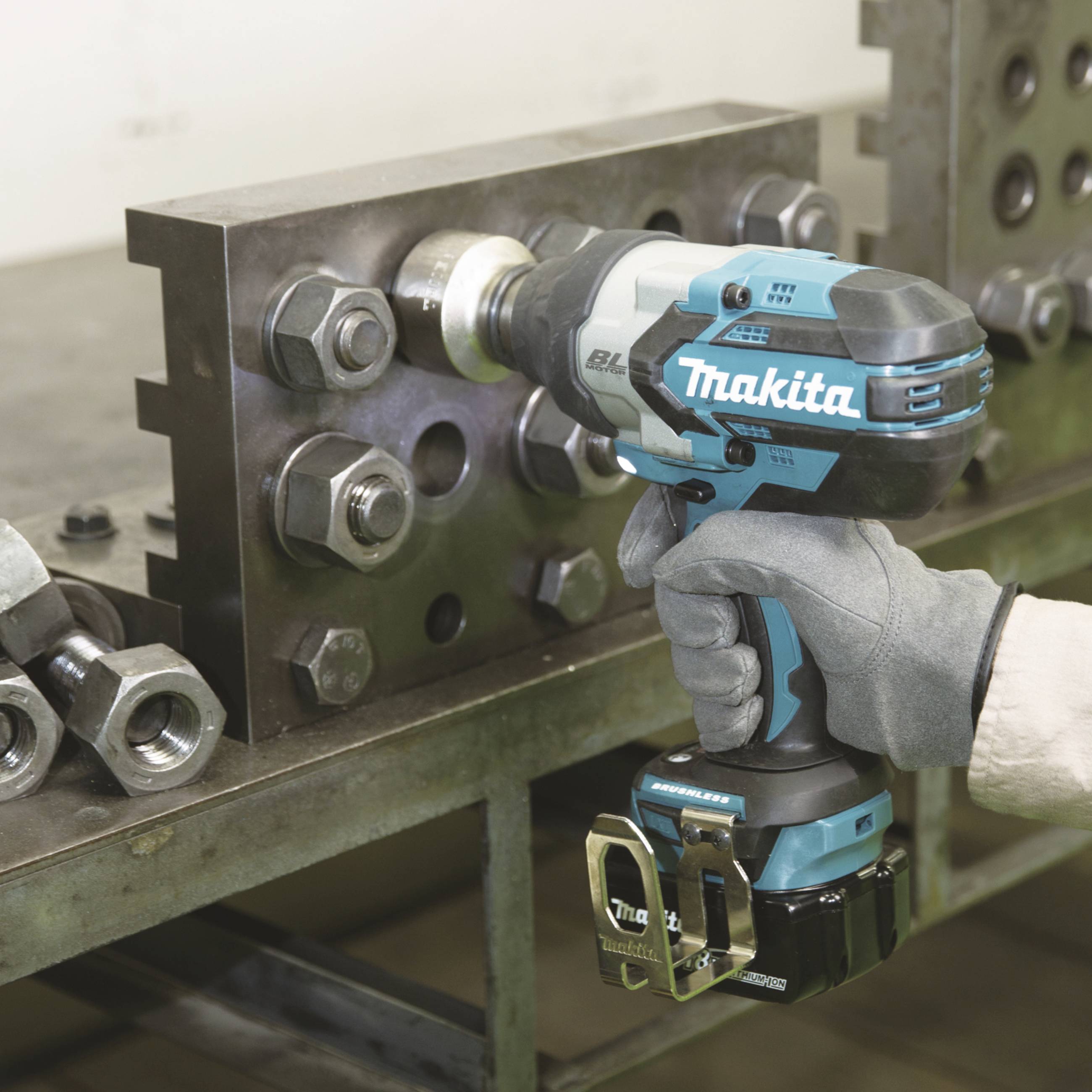 Makita DTW1001RTJ Akku-Schlagschrauber 1050 Nm 18V Anzahl mitgelieferte Akkus 2 5Ah inkl. 2. Akku, inkl. Ladegerät, inkl. Koffer