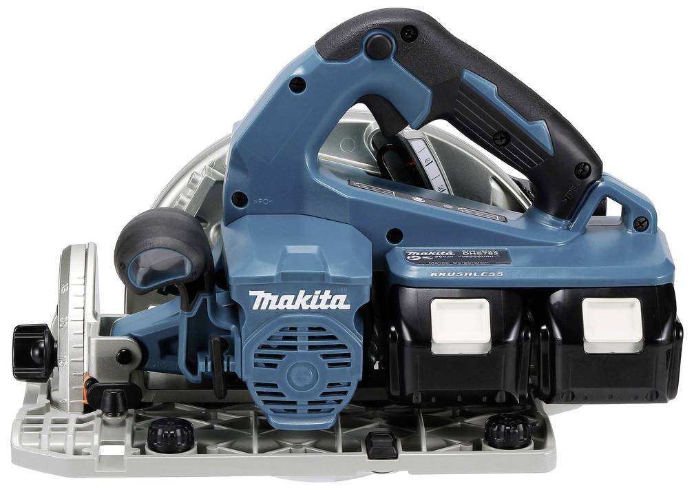 Eine blaue und graue tragbare Kreissäge mit Doppelbatterien und ergonomischem Griff, auf einem Tisch stehend.