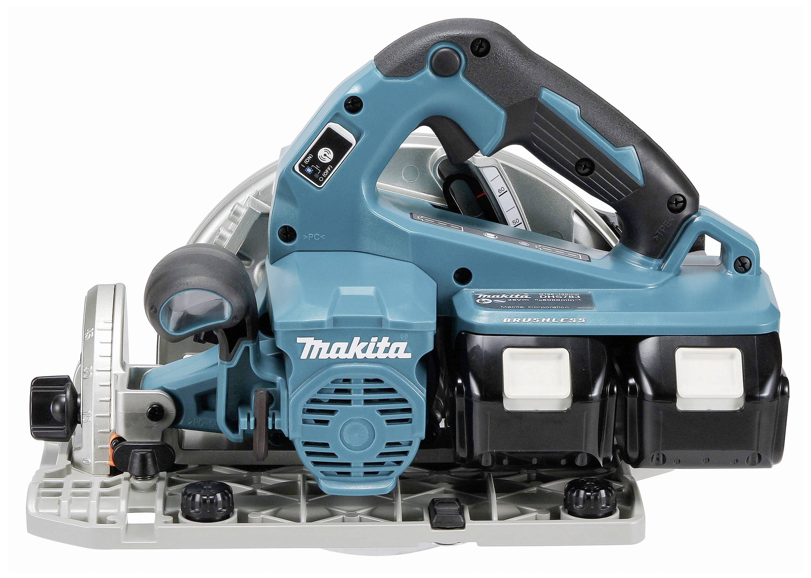 Eine blaue Makita-Akku-Handkreissäge auf einer flachen Oberfläche, mit zwei Akkus und einem seitlichen Griff, seitlich betrachtet.