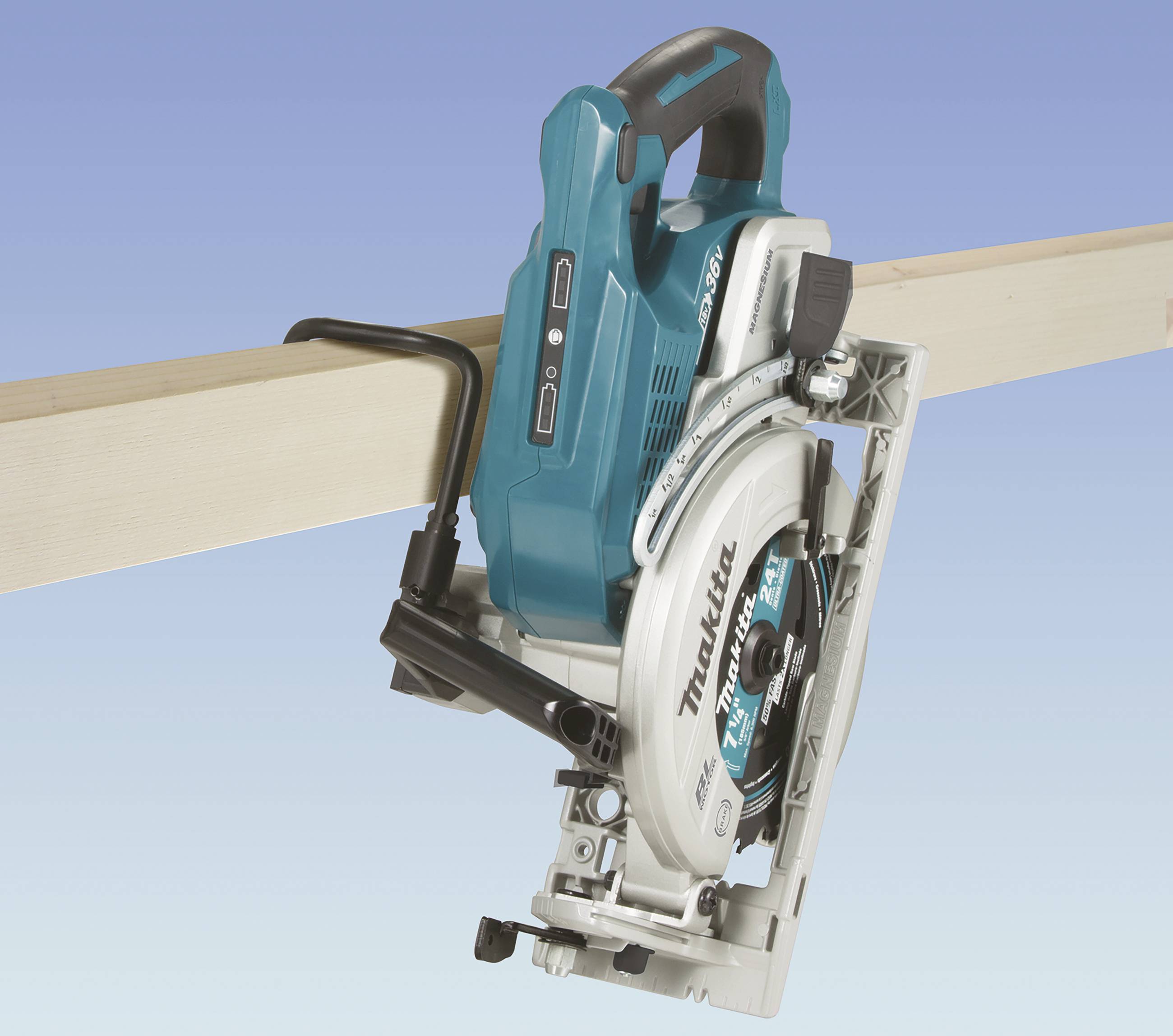 Akkubetriebene Handkreissäge schneidet durch ein Holzbrett. Das Gerät ist in blau und silberner Farbe gehalten.