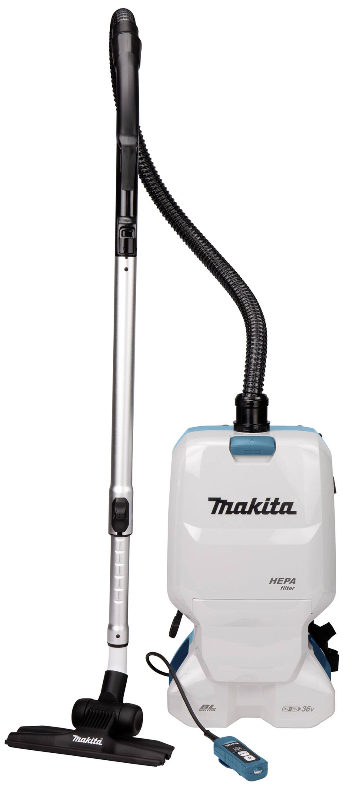 Ein weißer Rucksack-Staubsauger mit schwarzem Schlauch und silbernem Teleskoprohr. Markierung 'Makita' auf dem Gerät.
