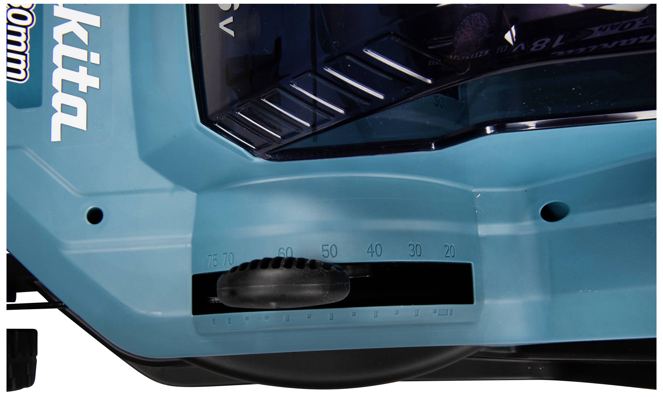 Nahaufnahme eines blauen Elektrowerkzeugs mit Skala und einem Einstellrad, das Winkeleinstellungen von 0 bis 70 Grad anzeigt.