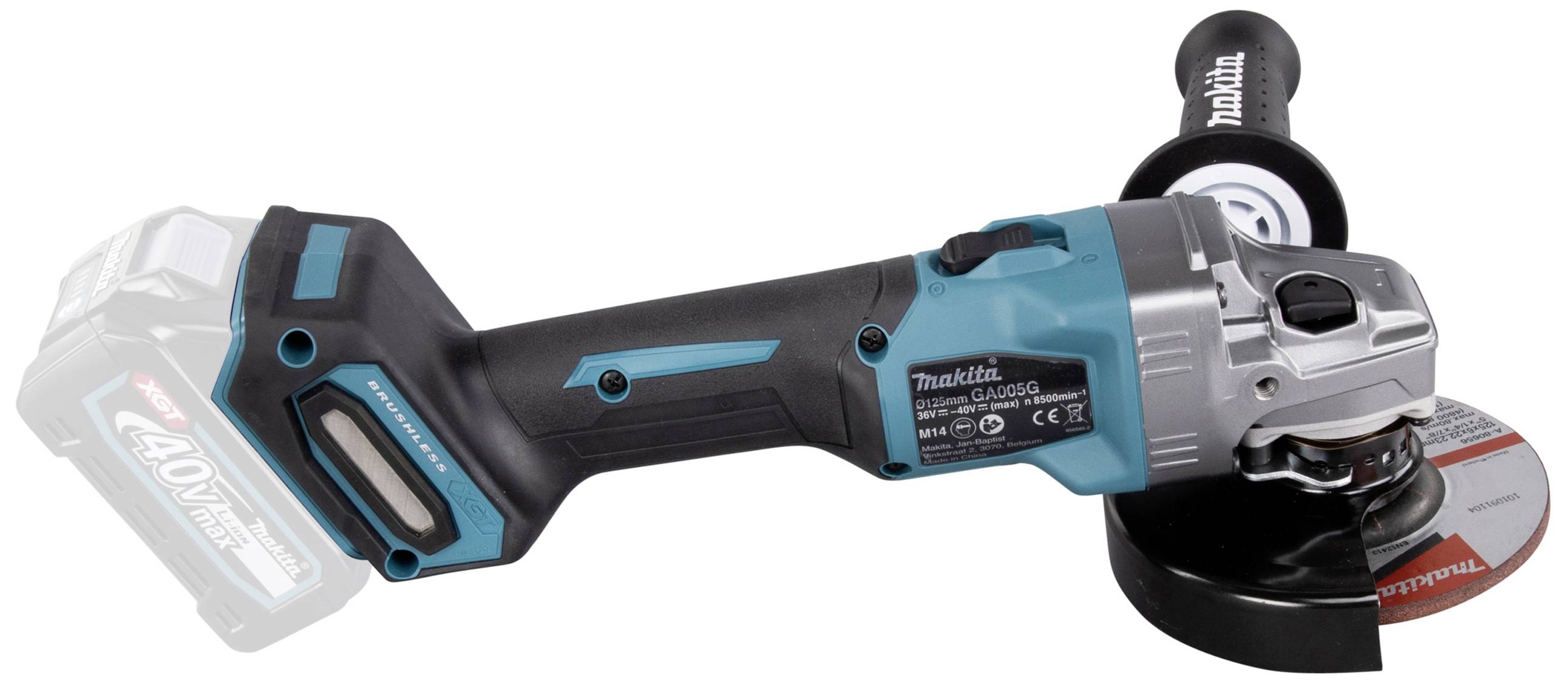 Akkubetriebener Winkelschleifer von Makita mit blau-schwarzem Gehäuse und montierter Schleifscheibe, ohne eingesteckten Akku.