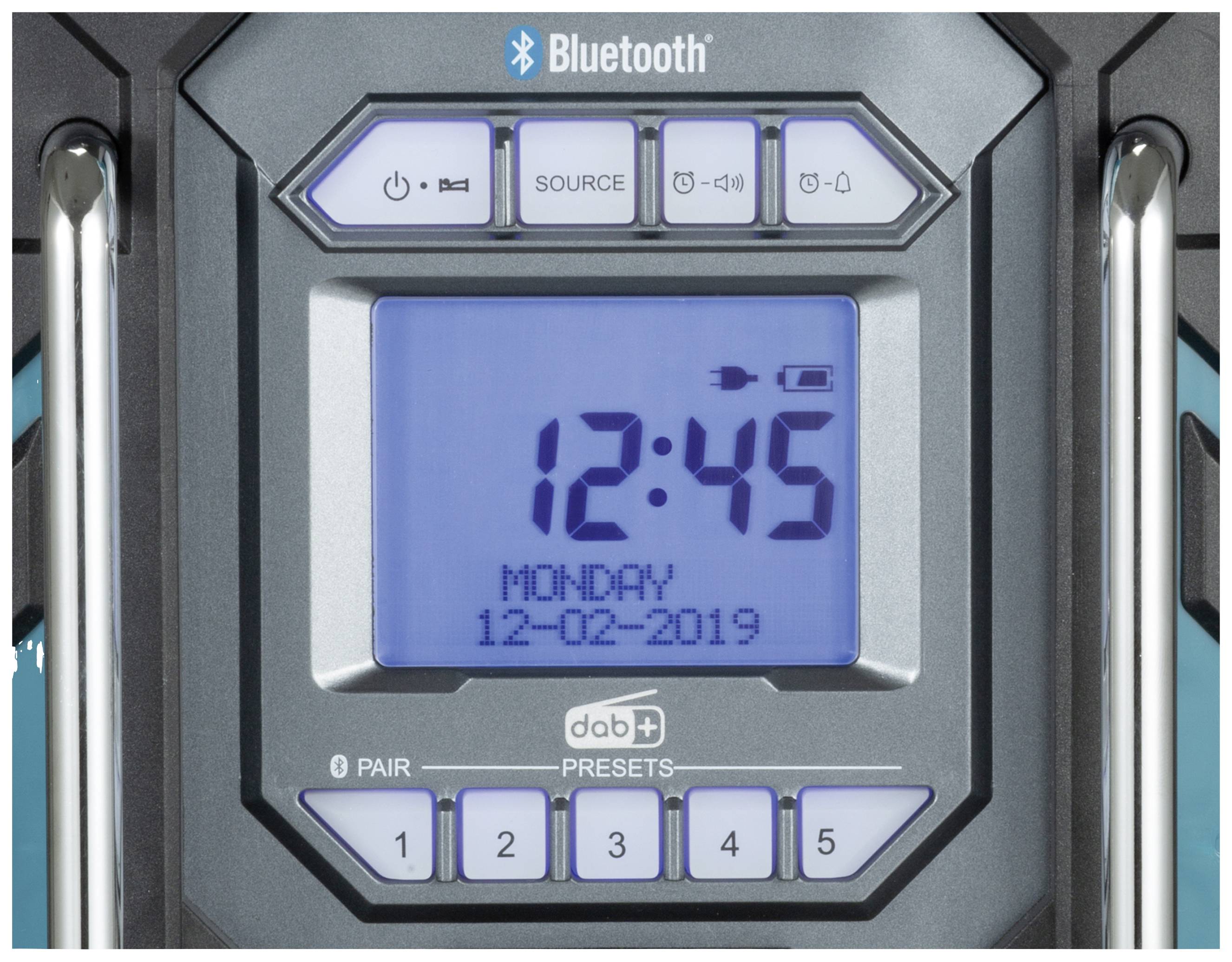 'Bluetooth' Radio-Display zeigt Zeit 12:45, Datum 12-02-2019, Montag. Knöpfe für Quelle, Lautstärke und Presets darunter.
