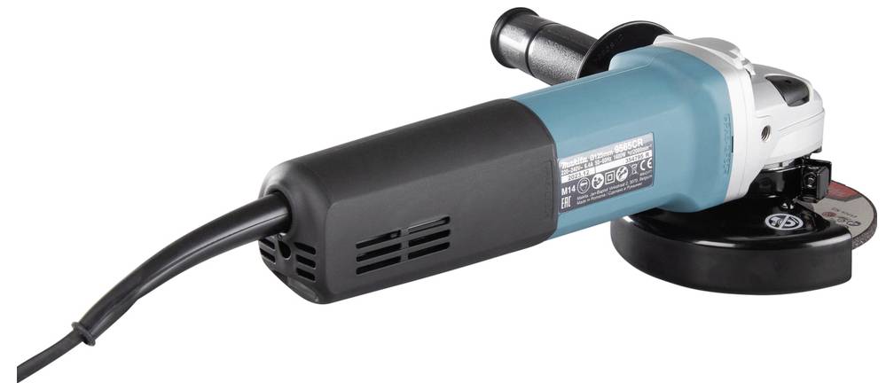 Ein blauer und schwarzer Winkelschleifer mit einer Trennscheibe, horizontal liegend.