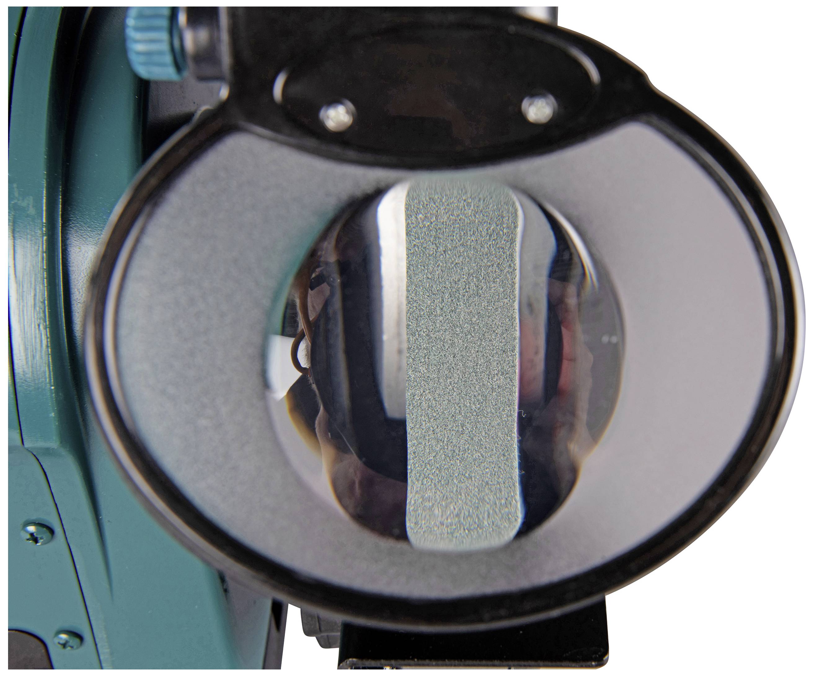 Nahaufnahme eines Schleifbands durch eine Vergrößerungslinse gesehen, fokussiert auf das Schleifmaterial.