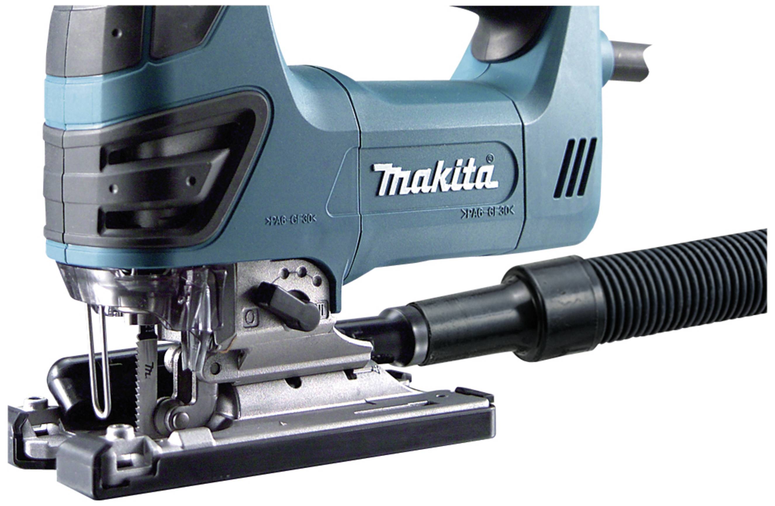 Eine blaue Stichsäge von Makita mit angeschlossenem Staubsauger, geeignet für präzise Holzarbeiten und saubere Sägeschnitte.