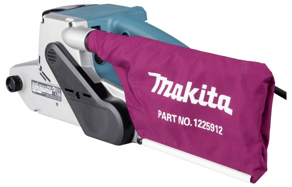 Elektrischer, tragbarer Bandschleifer mit einem roten Staubbeutel, gekennzeichnet mit der Aufschrift 'Makita TEIL-NR. 1225912', entwickelt für Holzoberflächen-Schleifarbeiten.