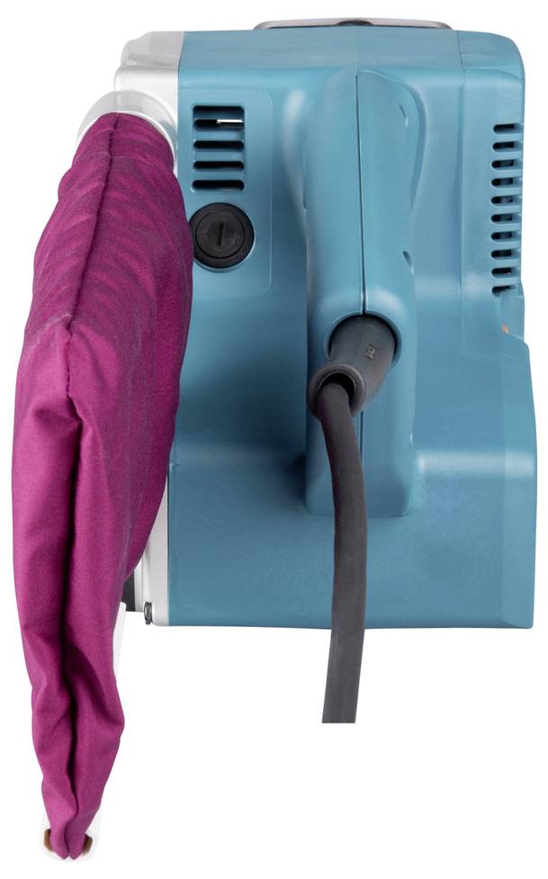 Ein türkisfarbenes elektrisches Handwerkzeug mit einem Kabel und einer rosa Staubbeutel-Tasche, von der Seite betrachtet.