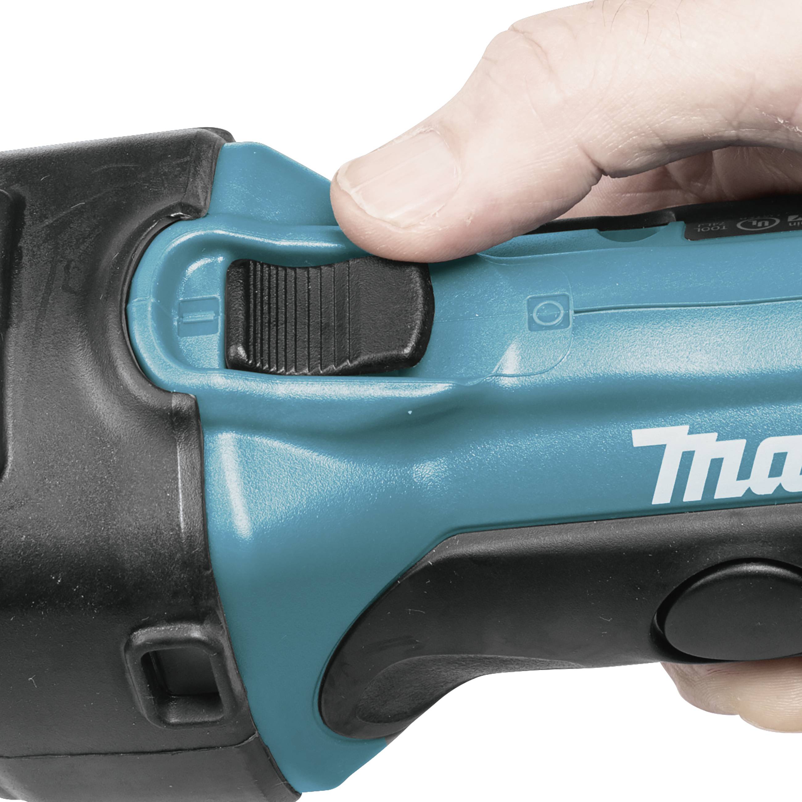 Nahaufnahme einer blauen Handlampe mit einem schwarzen Griff. Eine Hand hält die Lampe, der Einschaltknopf ist deutlich zu sehen.