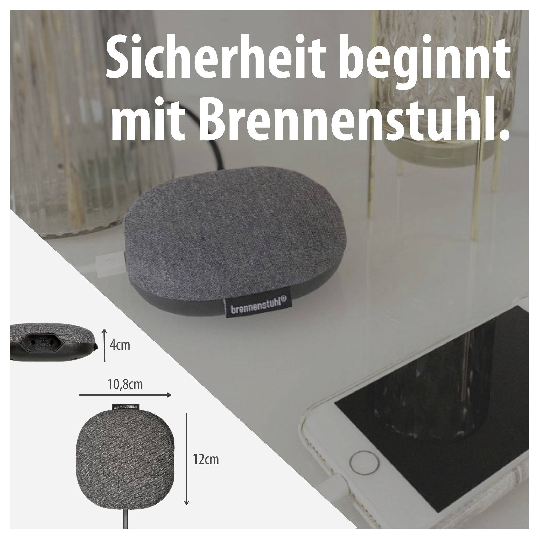 Werbegrafik mit Steckdosenadapter von Brennenstuhl und Slogan 'Sicherheit beginnt mit Brennenstuhl.'; Maßangaben 10,8 cm, 12 cm und 4 cm; Handy daneben.