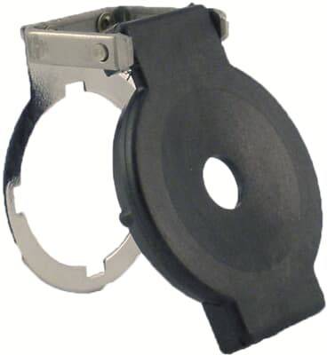 Schwarzer Kameradeckel mit Mittelöffnung, befestigt an einer metallischen Halterung, zur Sicherung der Kameralinse.