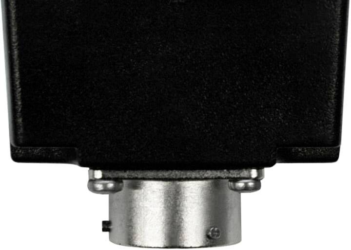 Schwarzes, rechteckiges Elektronikgehäuse mit einem silbernen zylindrischen Anschluss am unteren Rand.