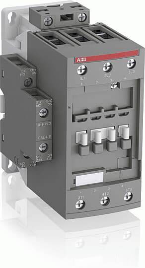 Ein grauer elektromechanischer Schütz, verwendet zur Steuerung von elektrischen Anlagen und Maschinen, mit mehreren Anschlüssen und Schrauben.