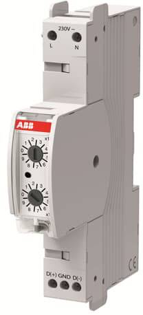 Ein elektronisches Gerät von ABB mit zwei Einstellrädern und mehreren Anschlussklemmen, verwendet für Steuerungs- oder Schaltaufgaben.