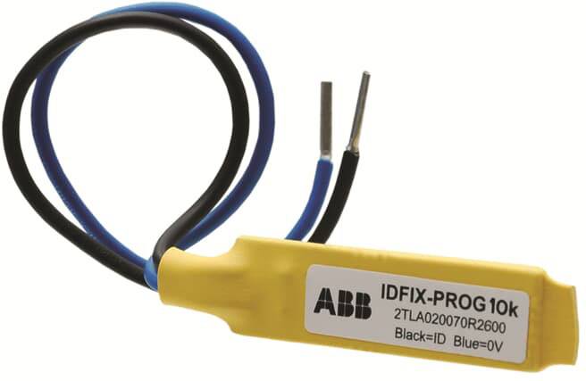 Gelbes ABB-Gerät mit zwei Kabeln, IDFIX-PROG 10k, kennzeichnet 'Black=ID, Blue=0V'.