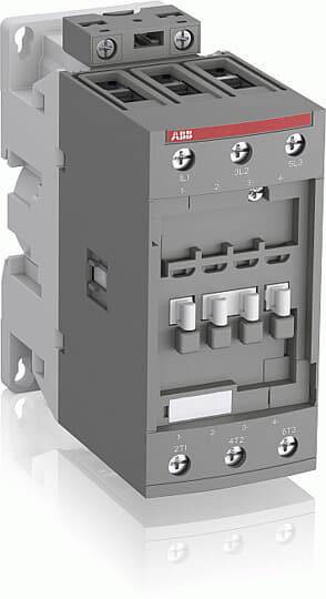 Ein graues elektrisches Schütz mit Schraubklemmen und einem roten Logo auf der Oberseite, geeignet für industrielle Anwendungen.