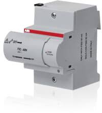Ein grauer FI-Schutzschalter (Fehlerstromschutzschalter) von ABB mit rotem Logo, montiert auf einer Hutschiene.
