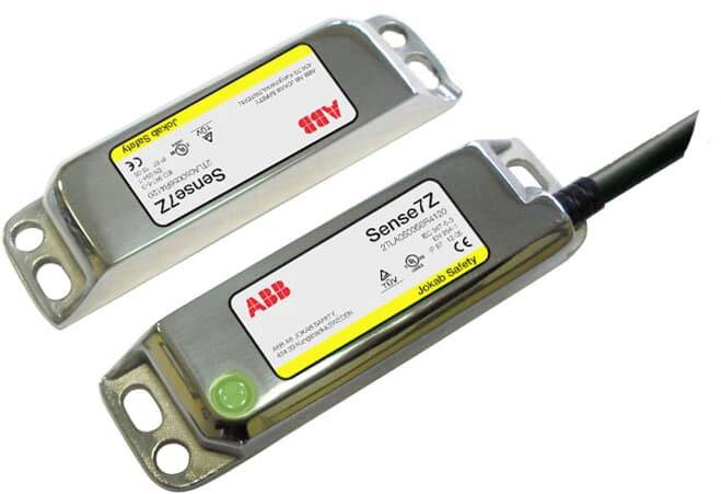 Zwei elektronische Sensoren mit der Aufschrift 'SenseZ' von ABB, montierbar mit Schrauben, einer mit Kabelverbindung, einer ohne.