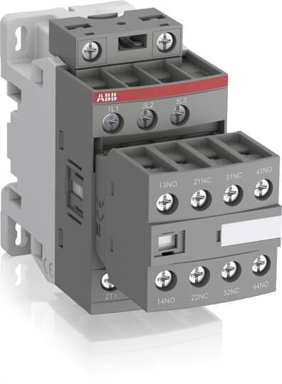 Ein graues elektrische Schütz, vormontiert, mit mehreren Anschlüssen. Bloc artig, für industrielle Anwendungen geeignet.