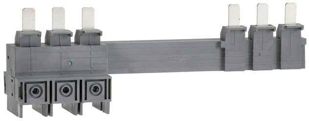 Eine graue Kunststoffsammelschiene mit mehreren Anschlusskontakten. Sie dient zur Verbindung von elektrischen Geräten in einem Schaltschrank.
