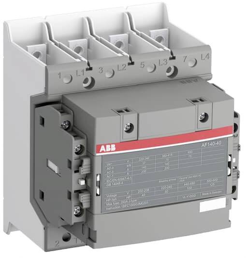 Ein graues ABB-Schütz mit vier Anschlussklemmen, beschriftet mit L1, L2, L3, L4. Verwendet in industriellen Elektroinstallationen.