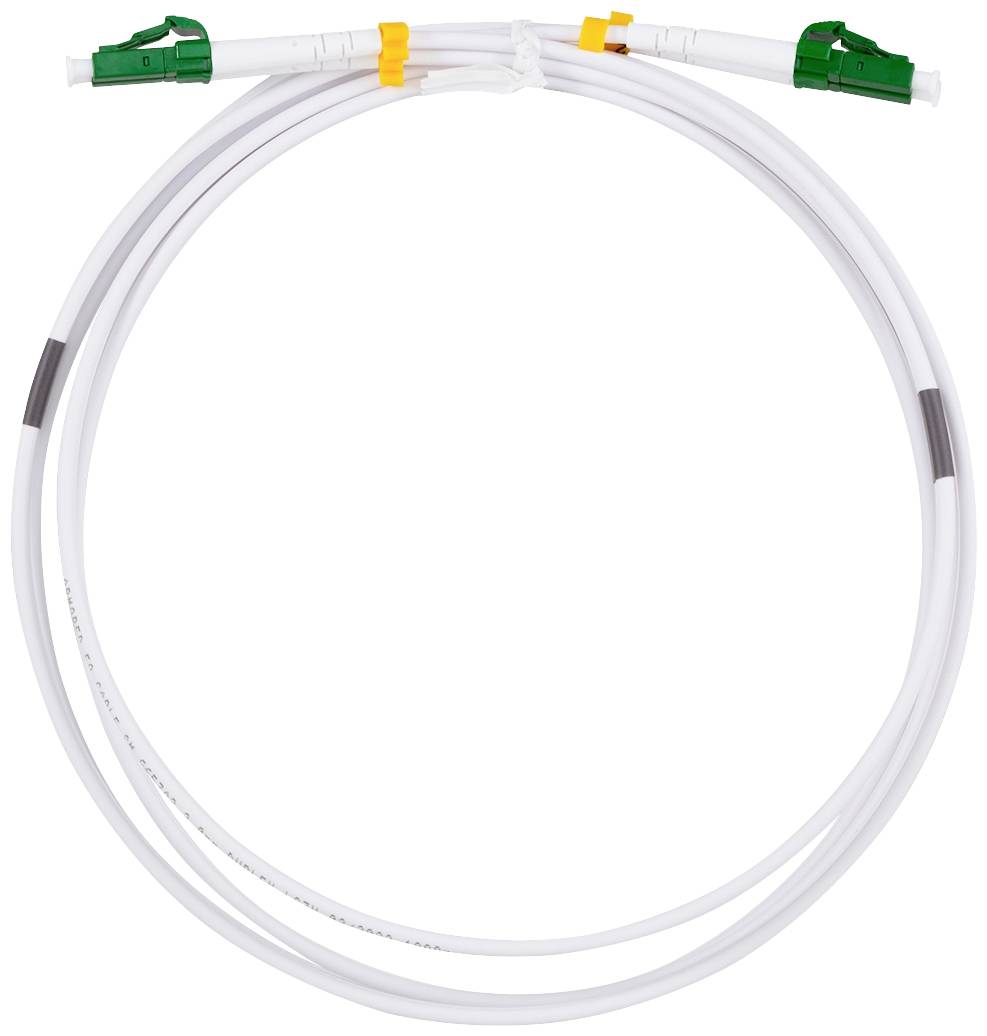 Ein weißes LWL-Kabel mit grünen Steckverbindungen an beiden Enden, aufgerollt in einem großen Kreis.