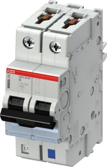 Ein grauer Elektroschutzschalter mit Doppelhebel, roten und blauen Markierungen, zur sicheren Steuerung elektrischer Stromkreise.