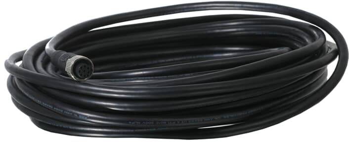 Eine aufgewickelte Rolle schwarzes Elektrokabel mit einem runden Stecker am Ende.