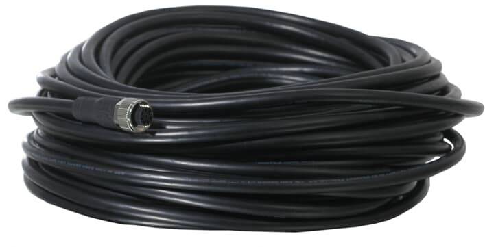 Eine große Rolle schwarzes Kabel mit einem Metallstecker an einem Ende; wird häufig für Audio- oder Videotechnik verwendet.