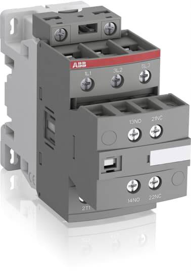 Ein graues elektrisches Schütz mit schwarzem Gehäuse, Schraubklemmen und roten Markierungen, geeignet zur Steuerung von Stromkreisen.