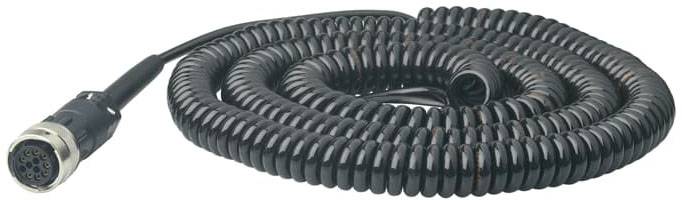 Ein schwarzes, spiralförmig gewickeltes Kabel mit einem Metallstecker am Ende. Der Stecker hat mehrere Pins.