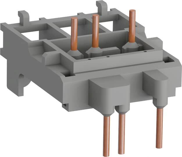 Ein rechteckiges, graues Kunststoffbauteil mit vier kupferfarbenen Metallstiften, das für elektronische Verbindungen verwendet wird.