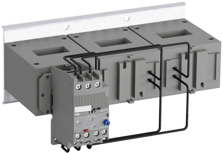 Graues elektrisches Gerät mit Anschlussdrähten vor einer rechteckigen Halterung. Verwendet zur Steuerung oder Verbindung von Stromkreisen.