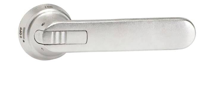 Türklinke aus Metall in Silber mit rechteckiger Form und abgerundeten Ecken, montiert an einer runden Rosette.