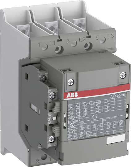 Ein grauer Leistungsschalter von ABB mit dreiphasigem Anschluss L1, L2, L3, geeignet für elektrische Steuerung und Schutzsysteme.