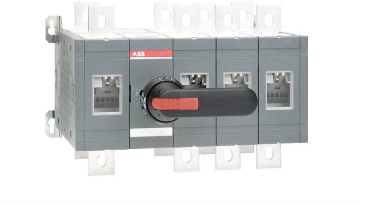 Ein grauer Lasttrennschalter mit rotem Hebel und mehreren Anschlüssen, verwendet zur sicheren Trennung von Stromkreisen in industriellen Anwendungen.