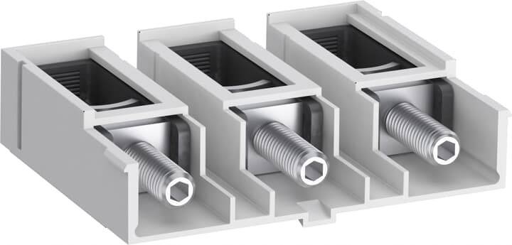 Drei parallel angeordnete, rechteckige Halterungen mit integrierten Sechskantschrauben aus Metall, vermutlich Teil einer Montagevorrichtung.
