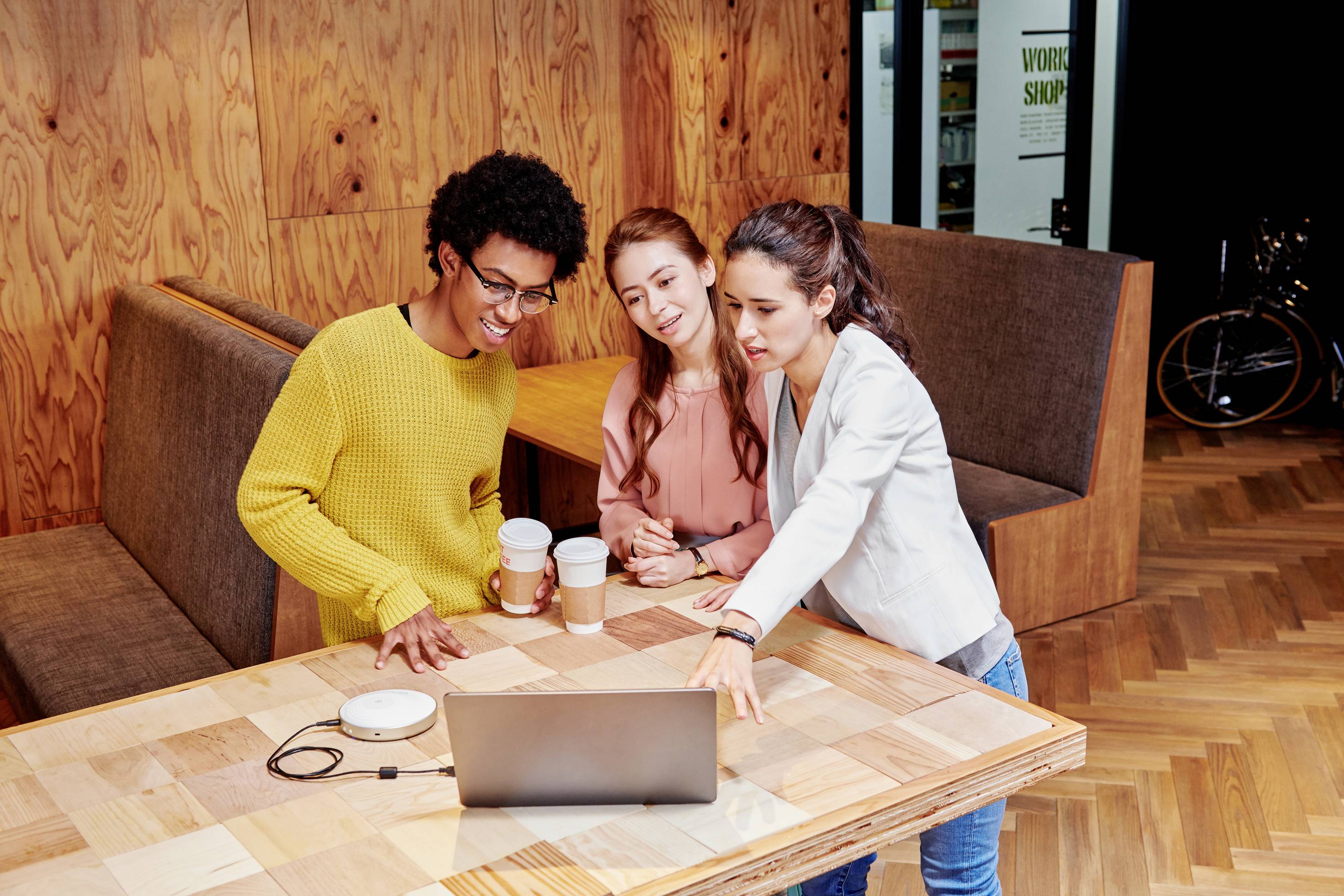 Yamaha YVC-200 Konferenztelefon Micro-USB B (USB 2.0), Bluetooth®, NFC, Kopfhörer (3.5 mm Klinke) Schwarz