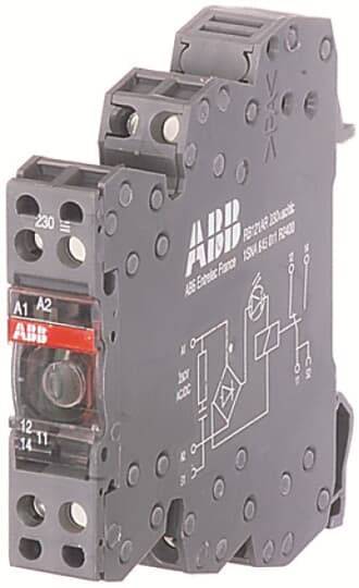Ein schwarzes ABB-Relais mit technischen Zeichnungen und Beschriftungen auf der Vorderseite, zeigt Anschlussklemmen und elektrische Symbole.