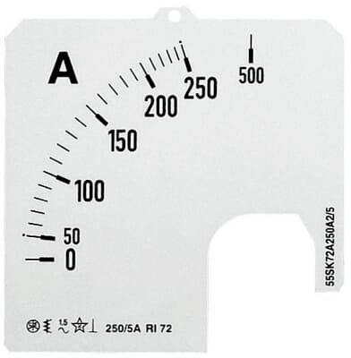 Analoge Skalenanzeige von 0 bis 500 in 50er-Schritten, zeigt Messbereich von 250/5A RI 72 mit Symbolen und Seriennummer.